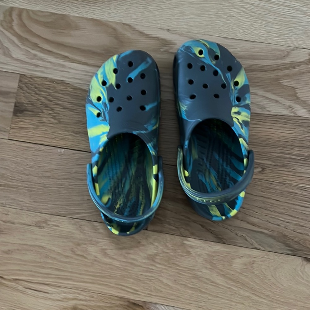 CROCS - multi color size 6